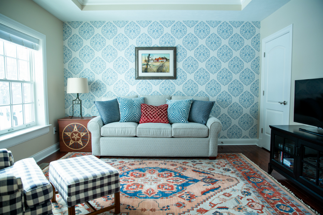 blue-white-wallpaper-living-room-design-woven-rug-hudson-oh